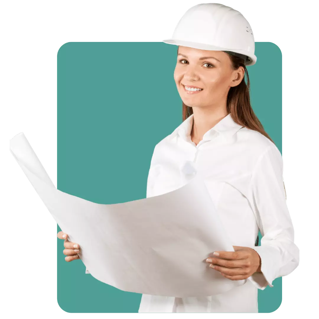 Arquitecta con casco blanco y planos en la mano